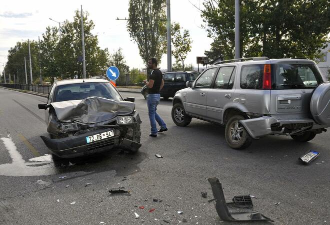 На влизане в града по булевард "България” Fiat-ът се удря в задницата на джипа и го завърта в обратна посока