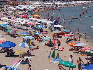 Туристическият бизнес плаче: 200 000 богати българи са на море в Гърция!