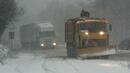 Снеговалежът затруднява движението в Източна България