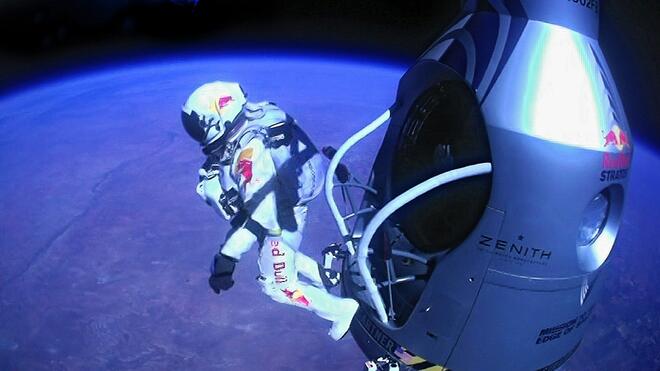 В момента на скока, британският астронавт който  Тим Пийк нарече "преминаване на границите на човешките възможности"