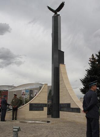 Паметникът на авиацията и ВВС