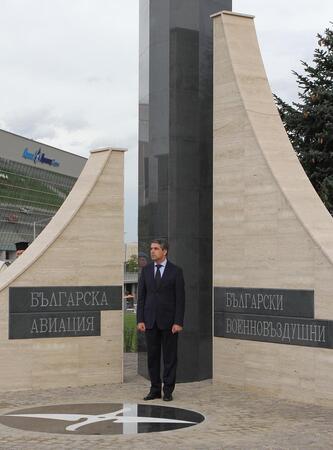 Президентът пред паметника