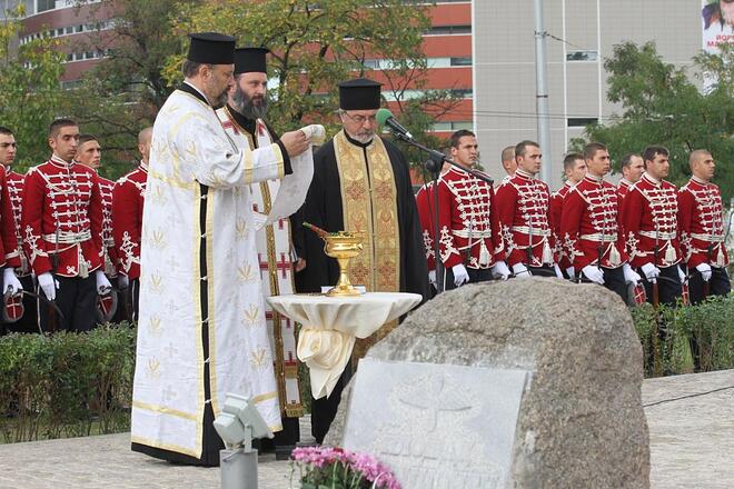 На церемонията бе отслужен тържествен водосвет