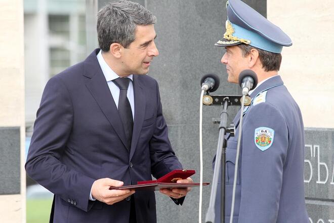 Плевнелиев връчва почетния знак на президента на командващия ВВС генерал Константин Попов