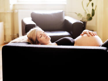 Спането по гръб е опасно за бременните жени