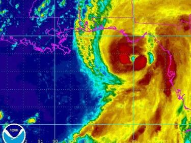 Бурята „Ермин“ прерасна в ураган, атакува Флорида