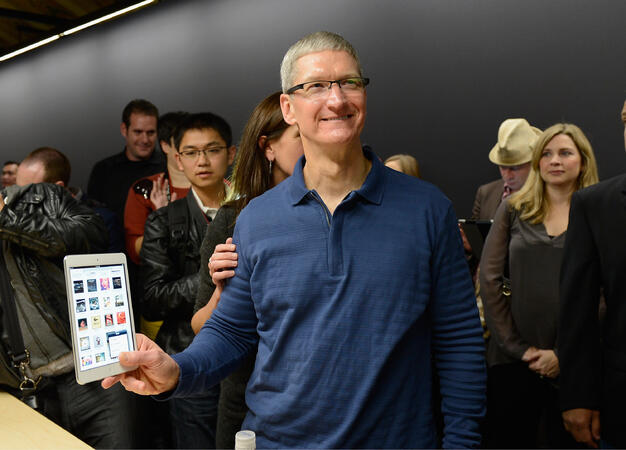 Изпълнителният директор на Apple Тим Кук позира доволен с новия таблет. След смъртта на Стив Джобс щатският технологичен гигант коренно промени отношението си към мини таблетите.