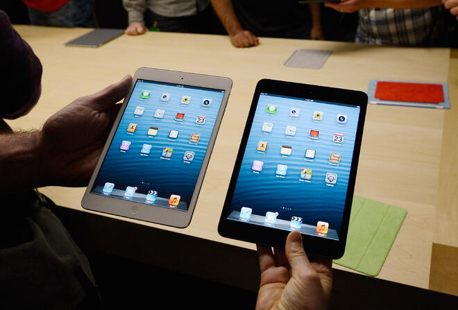 Потребител разглежда новия iPad mini, който бе представен в два цвята.