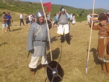 Туристи с мечове и лъкове в крепостта Маркели
