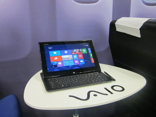Новият VAIO Duo 11 бе преставен в "самолетна" обстановка, която бе лайтмотивът в презентацията на Sony
