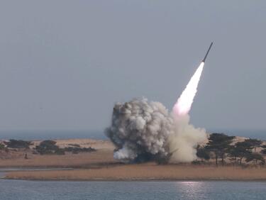 Северна Корея може да изпепели света - има материал за 20 ядрени бомби