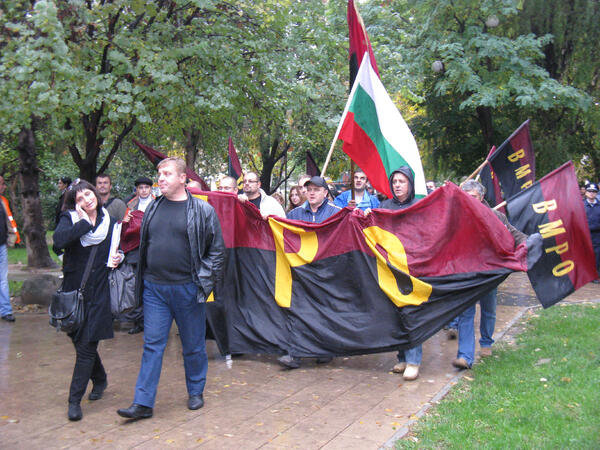 Два паралелни митинга се проведоха пред сградата на съда в Пазарджик.  Начело на едната проява са партиите "Атака" и ВМРО-БНД, а на другата -  Националният фронт за спасение на България /НФСБ/. И двата митинга са  свързани с подновеното днес дело срещу 13-те имами, обвинени в  проповядване на антидемократична идеология и участие в незаконна  организация