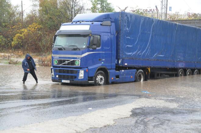 Тежкотоварният камион закъсал метри преди излезе от водния капан