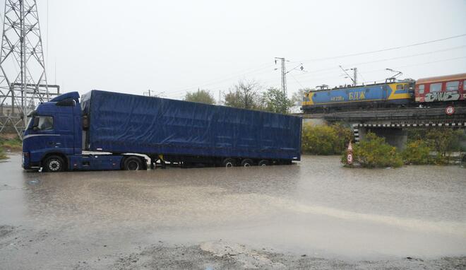 Тежкотоварният камион закъсал метри преди излезе от водния капан