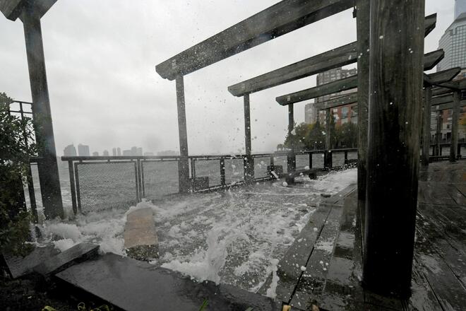 Водата нахлу в почти целия град