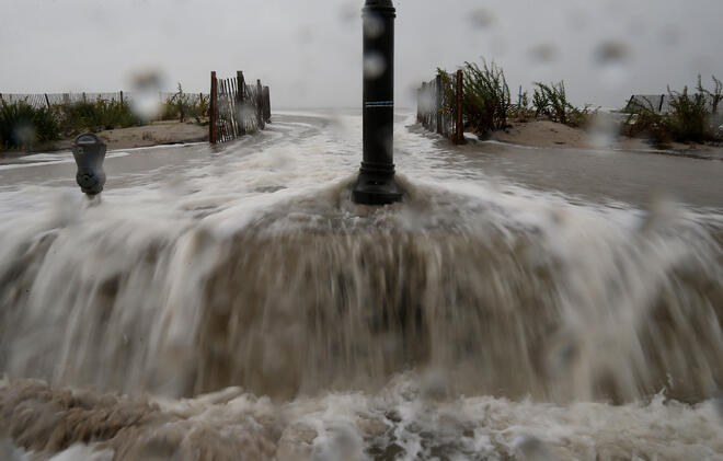 Морската вода блокира целия град