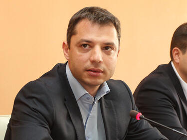 Добрев успокоява - рано е да се мисли за поскъпване на тока