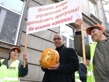 Бъзик с премиера - БСП извади хелоуинска тиква с лика му