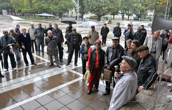 30-ина пенсионери се събраха в Хасково на протест въпреки дъжда