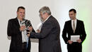 <p>Емил Хърсев, член на журито връчва наградата на представител на фирма "Планета 98"</p>