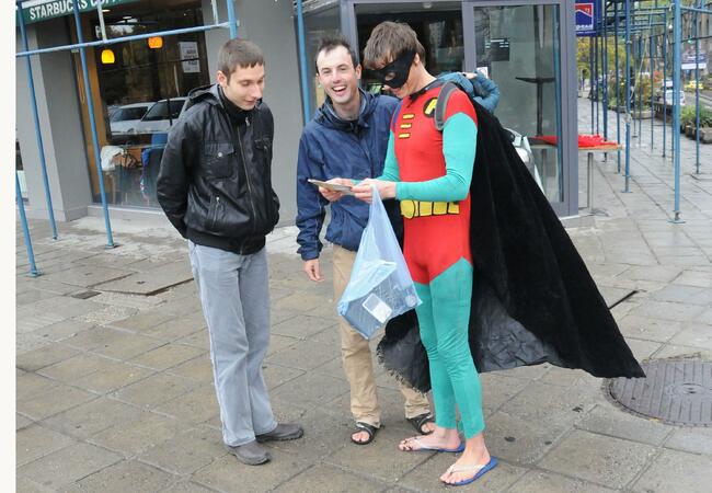 Супермен по джапанки явно се е загубил в центъра на столицата и търси помощ с карта в ръка