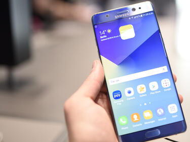 Samsung заменя опасните апарати Galaxy Note 7