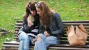 Радина Кърджилова и приятелка четат тайнствени съобщения
