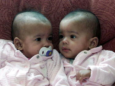 Няма да повярвате как една майка кръсти близнаците си