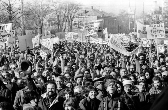 18 ноември 1989 г. Първият масов опозиционен митинг - около 50 000 души изпълват площада пред храм-паметника "Св. Александър Невски"