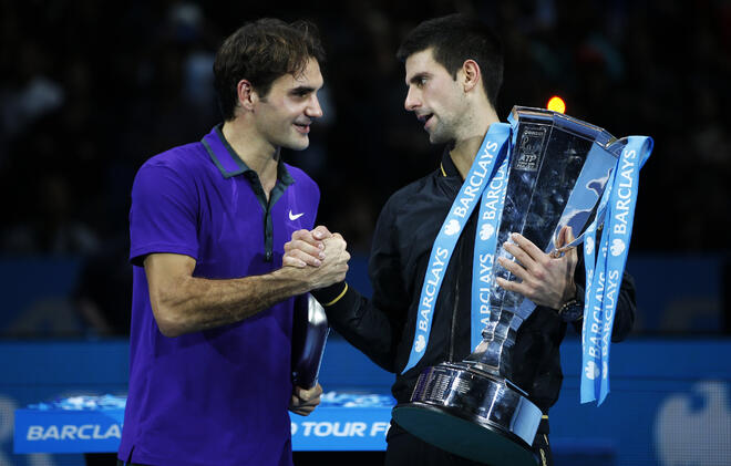 Федерер поздравява Джокович след финала в Лондон.