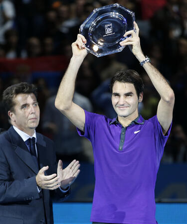 Федерер вдига трофея за второто място.