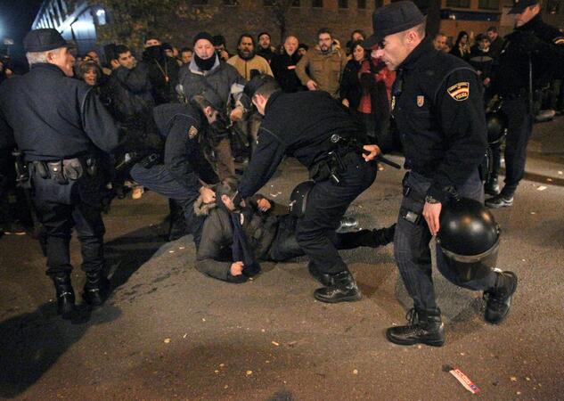 Полиция в действие в Овиедо, Северна Испания