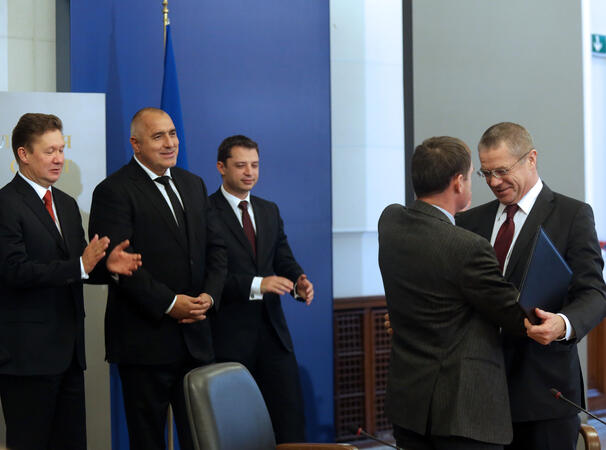 Договорът беше подписан между Александър Медведев (дясно)- зам.-председател на УС на "Газпром" и   Димитър Гогов - изп. директор на "Булгаргаз". На подписването присъстваха премиерът Бойко Борисов, министърът на икономиката Делян Добрев  и председателят на УС на "Газпром"  Алексей Милер (ляво).