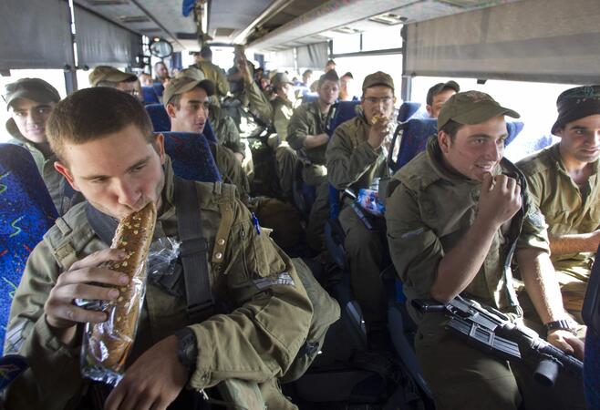 Израелски войници на път към границата 