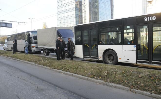 Верижната катастрофа е станала към 14:00 часа в района на 4-ти километър в платното в посока към кв. "Младост"