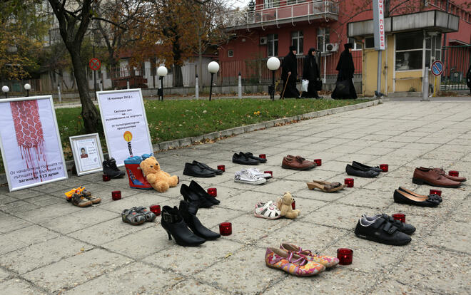 Специална инсталация от 16 чифта обувки, която символизира броя на хората, които загиват в катастрофи в страната за 10 дни беше открита пред Военномедицинска академия в София