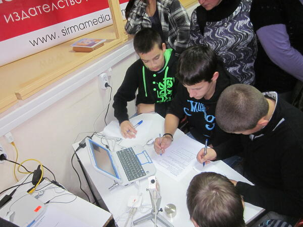 Учениците от столичната професионална гимназия "Джон Атанасов" показаха нагледно как се работи с новата апаратура