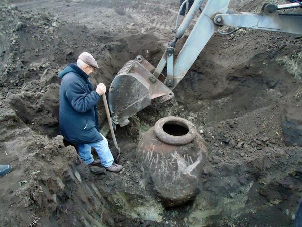 Тракторист се натъкна на огромна стара делва, докато орал земя в местността „Атоловски герен“