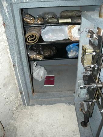 При претърсването на партерния етаж от къщата, в който е обособена златарска работилница, са открити множество машини за обработка и топене на метали, както и касови ключове