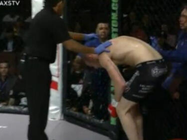 MMA боец повърна на ригна