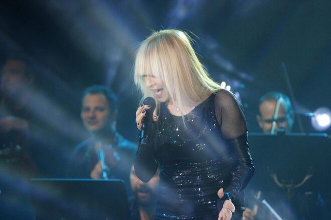Стилна, в черна рокля, Лили Иванова пя пред над 14 хиляди българи