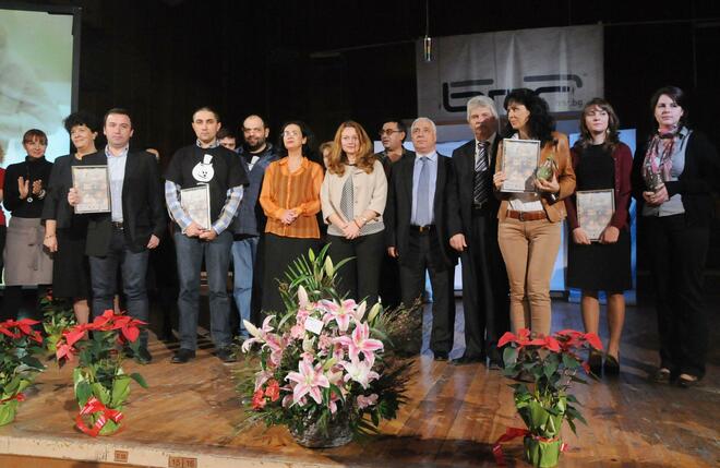 Обща снимка на наградените и част от журите в зала 3 на БНР