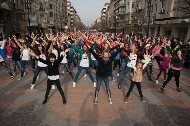 150 души танцуваха "Gangam Style" на столичния бул. "Витоша"