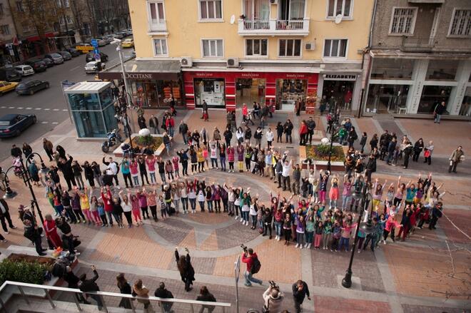 150 души танцуваха "Gangam Style" на столичния бул. "Витоша"