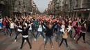 <p>150 души танцуваха "Gangam Style" на столичния бул. "Витоша"</p>