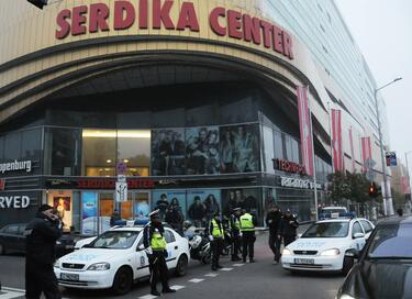 Нов сигнал за бомба опразни мол "Сердика"