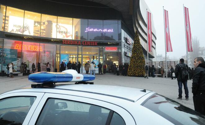 Към 15 часа анонимен женски глас е подал сигнал за заложена бомба в мола