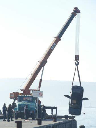Екипи на "Гражданска защита" извадиха автомобила, който тази нощ падна в морето във Варна