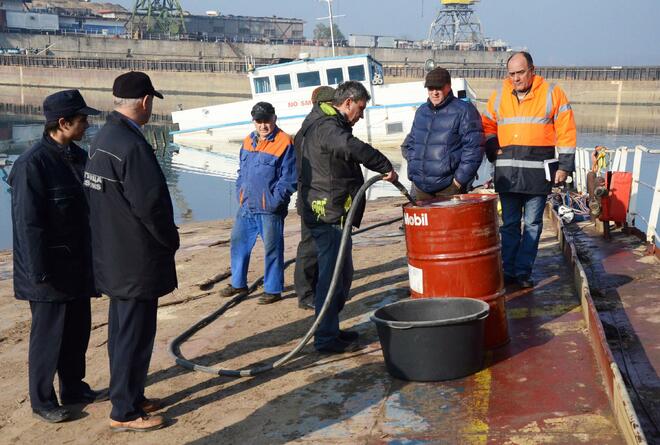 Източват горивото от потъналия кораб край Русе