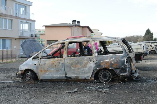 Изпепелиха умишлено 4 коли в Бургас